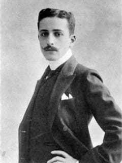 Mann im Seitenprofil mit Oberlippenbart