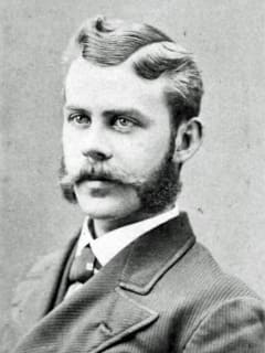 Mann mit typischer Frisur und Bart um 1900