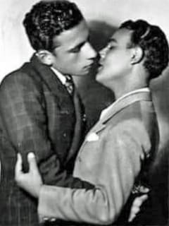 zwei küssende Männer in inniger Umarmung