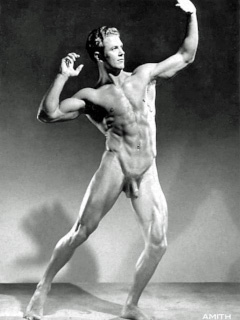 junger Mann in sportlicher Pose in einem künstlerischen Männerakt