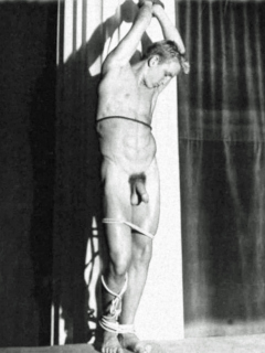 künstlerischer Männerakt eines jungen Mannes gefesselt vor Säule