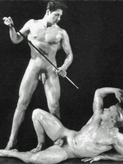 Männerakt zweier Männer vor dunklem Hintergrund