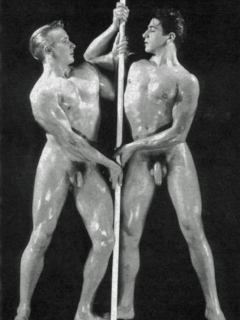 zwei junge Männer mit Stab in einem künstlerischen Männerakt
