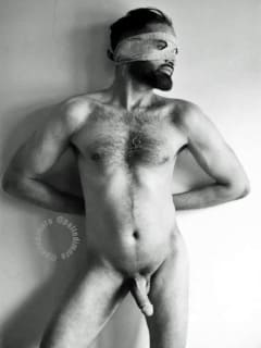 frontal Ansicht als Männerakt vor einer Wand