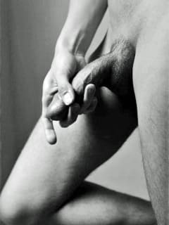 Seitenprofil eines Männeraktes in Nahaufnahme