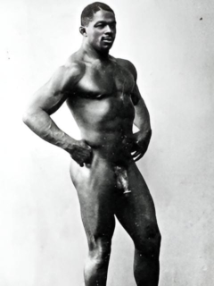 dunkelhäutiger Mann in Bodybuilder-Pose