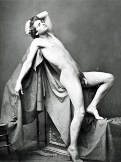 künstlerischer Männerakt eines jungen Mannes