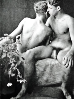 zwei Männer sitzen auf einem Sofa und umarmen sich